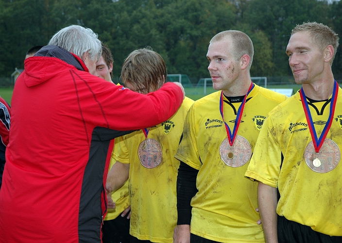 2007_0929_14.JPG - Förbundets representant delade ut medaljer för serieseger i Div.4 Västmanland 2007